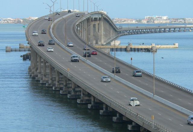 Se 'tambalea' puente en Isla del Padre «